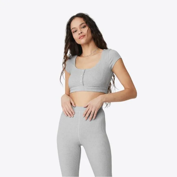 Alo Yoga 百搭修身單品下殺 6 折！經典款式全面特價省 NT$940 1