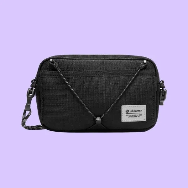 清新霧感色系 + 機能收納設計，Lululemon 新包讓你一背就上癮