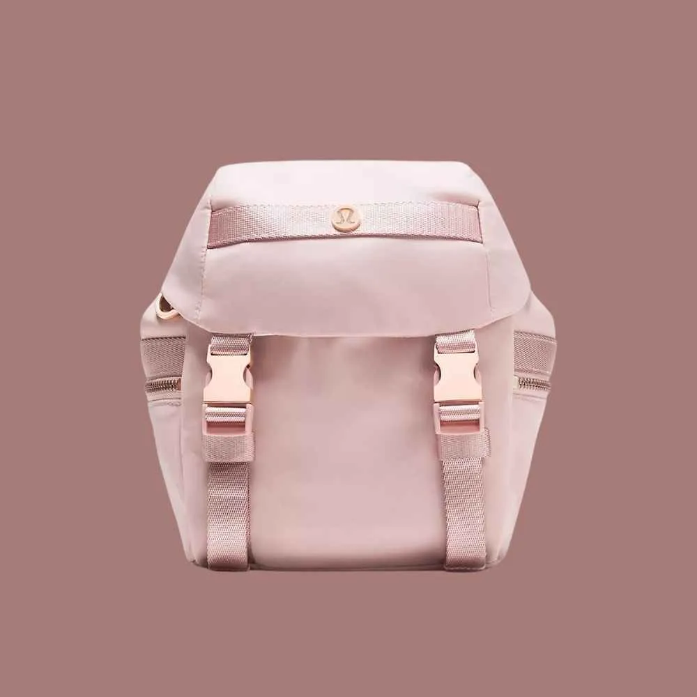 Lululemon Wunderlust 迷你背包 3L 新款登場，Mink Berry 與 Black 雙色選擇