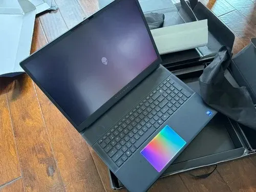 Alienware 18 Area-51, Ultra 9-275HX, 64GB, 2TB, QHD+ 300Hz, RTX 5090, Not Cherry